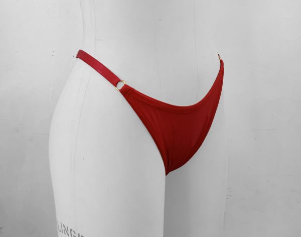 tuck ajustable pour femme trans réglable sur les coté de couleur rouge vue de face sur un mannequin de couture
