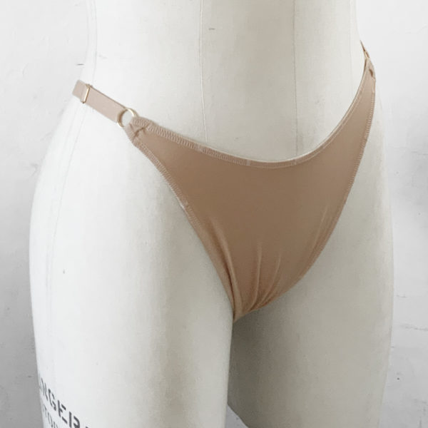 tuck ajustable femme trans de couleur nud porté par un mannequin de couture