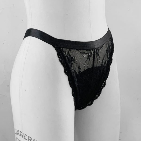 tuck dentelle femme trans. De couleur noir