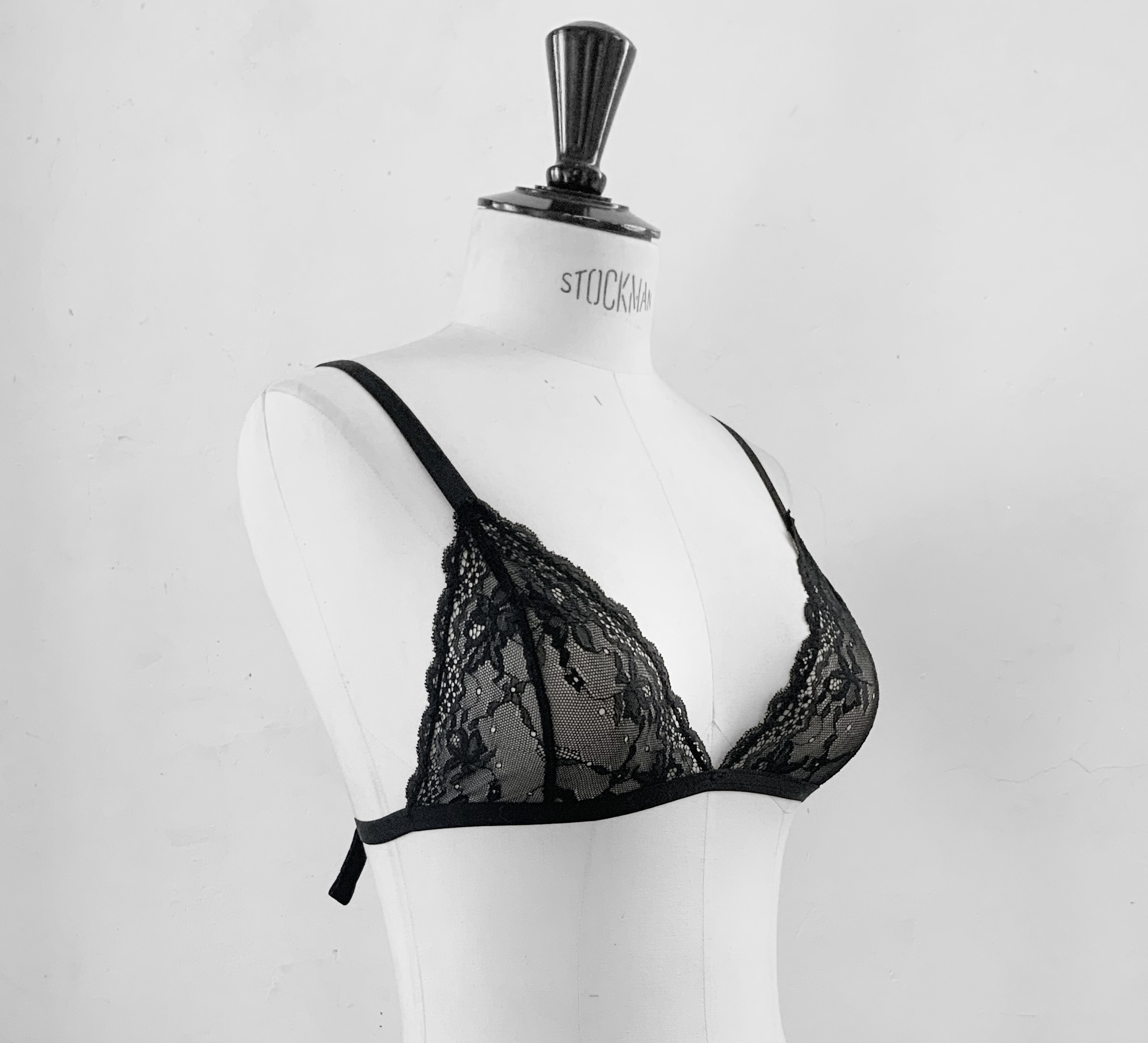 soutien gorge bralette femme trans en dentelle noire