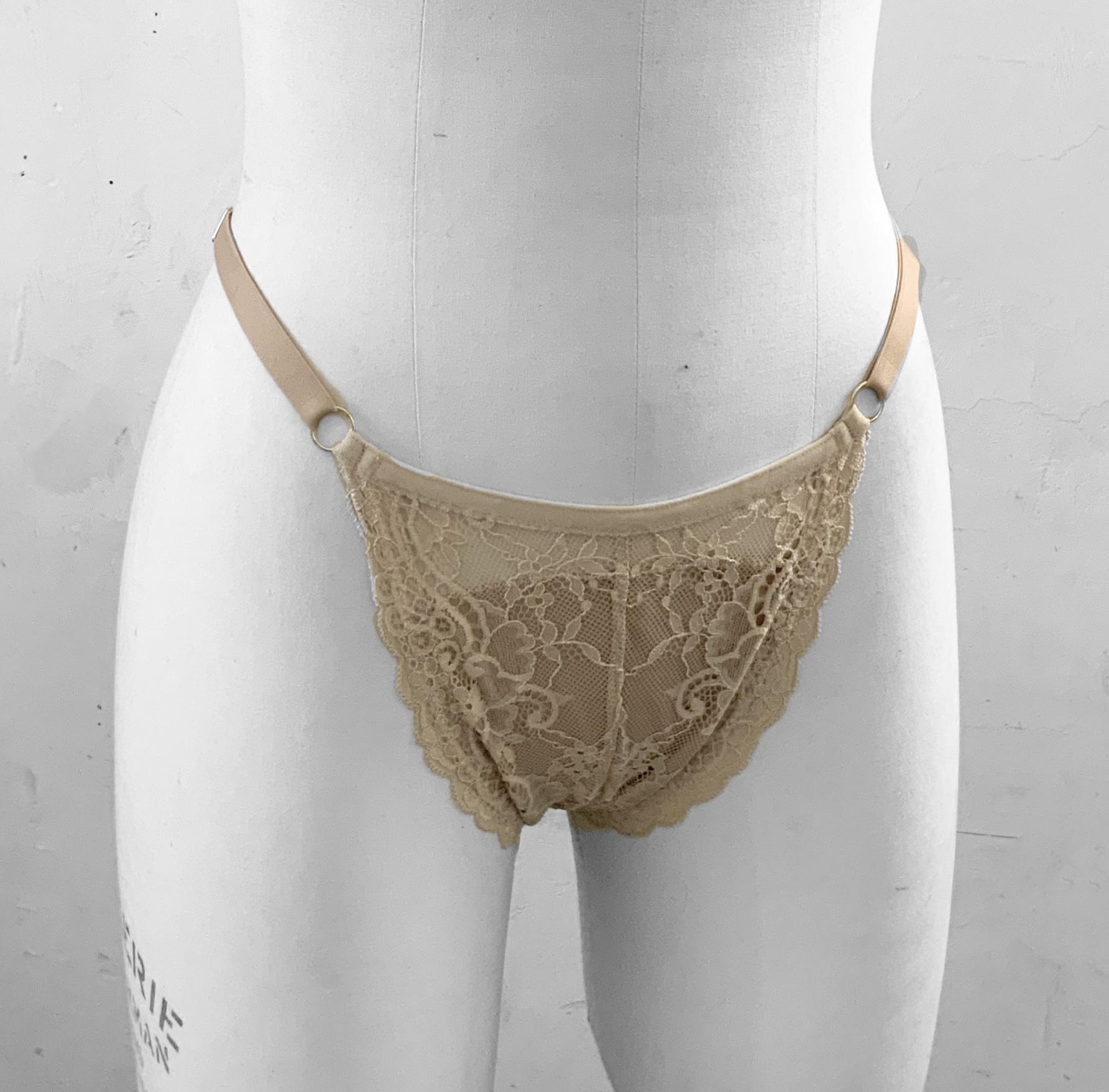 cette image est utilisée pour représenter un tuck strin dentelle culotte femme transgent