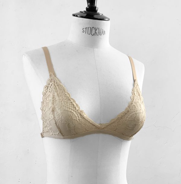 image représentant un soutien gorge femme trans en dentelle nud