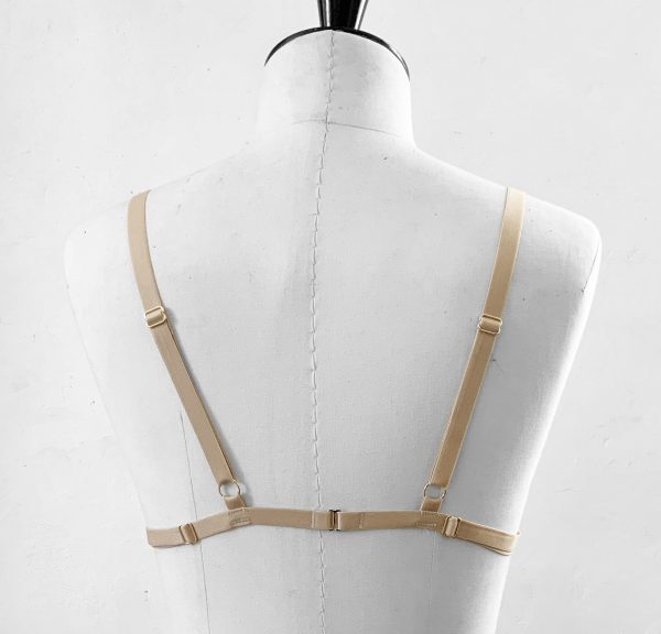 image de soutien gorge dentelle femme trans de dos
